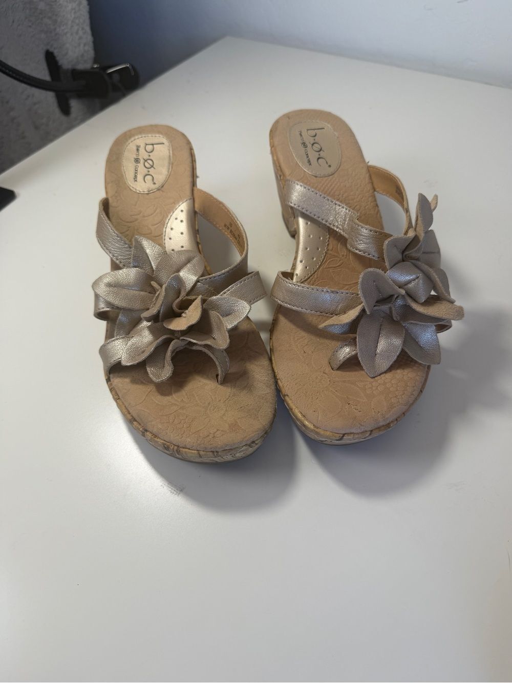 b.o.c. Women's Champagne Taupe Manona Flower Wedge Sandals 10